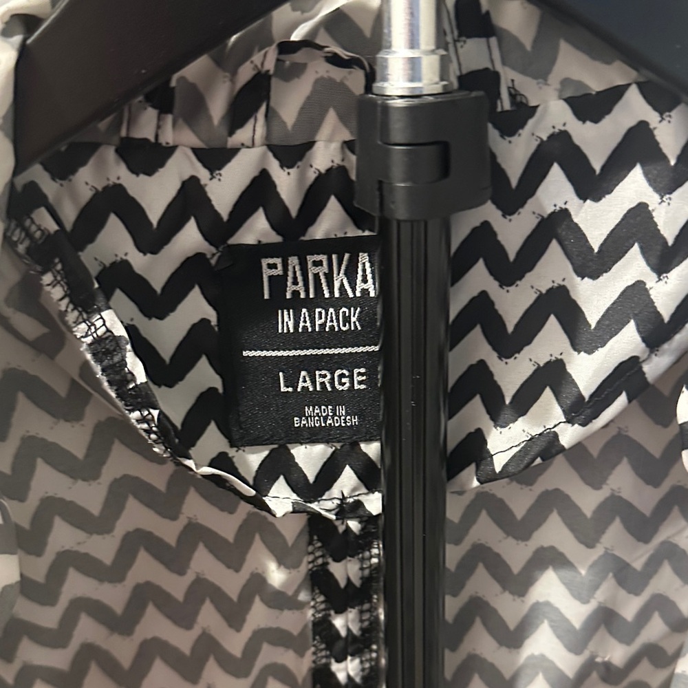 Chic Chevron Patterned Rain/Windbreaker Jacket Bn… - image 4